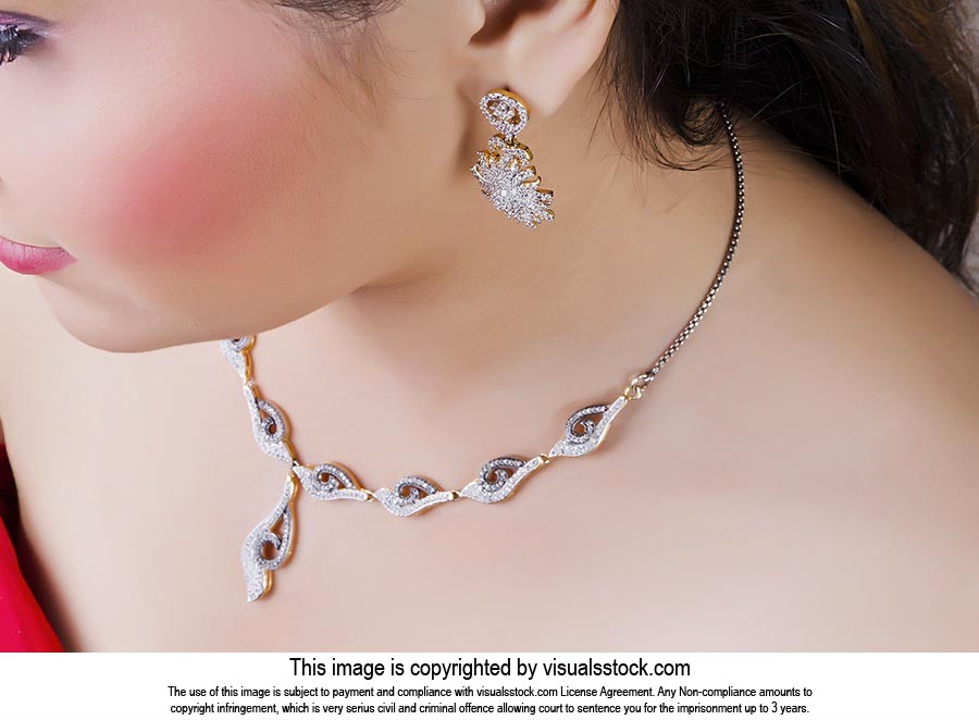 woman Model diamond necklace And Earrings Designs 