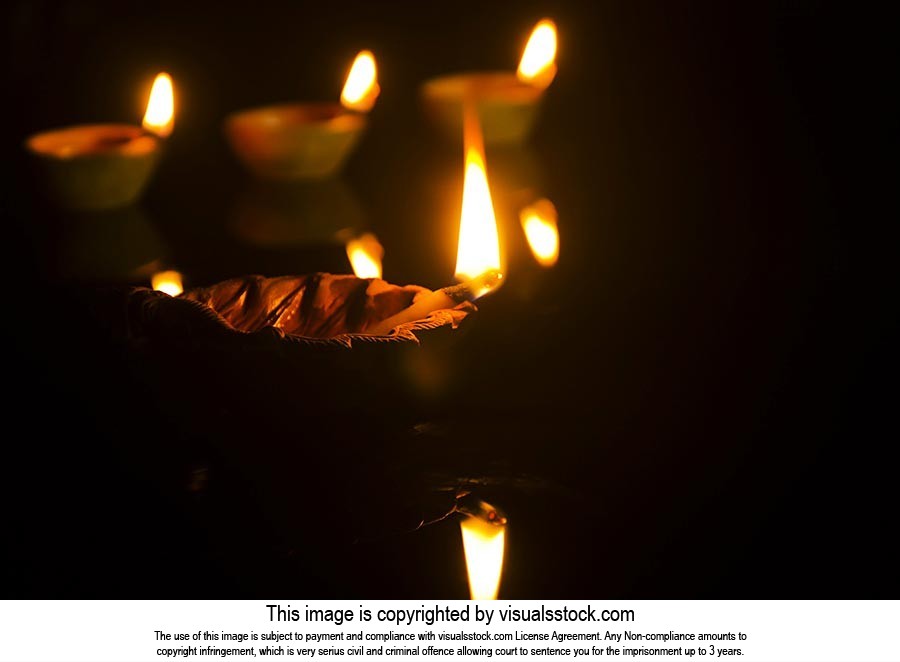 Black background ; Bright ; Burning ; Celebrations