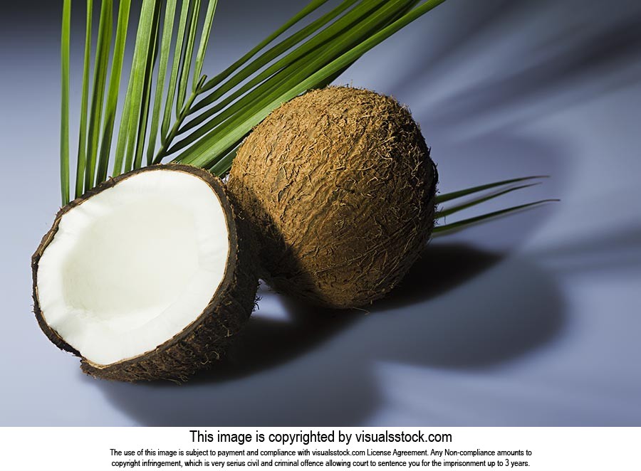 Bowl ; Breaking ; Close-Up ; Coconut ; Color Image
