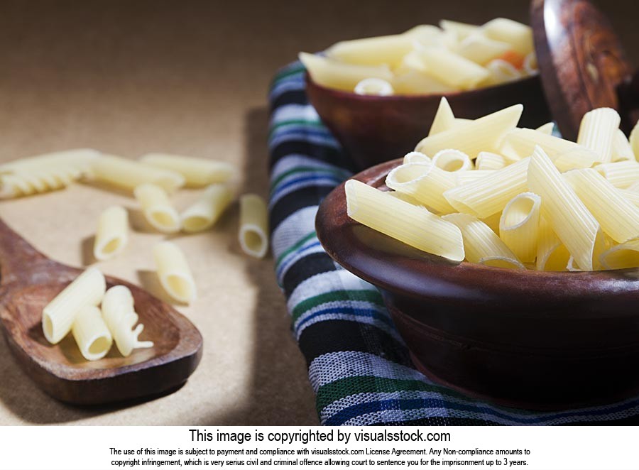 Abundance ; Arranging ; Bowl ; Close-Up ; Clothes 