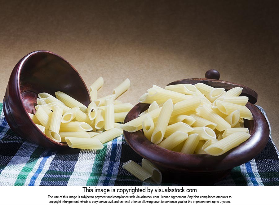 Abundance ; Arranging ; Bowl ; Close-Up ; Clothes 