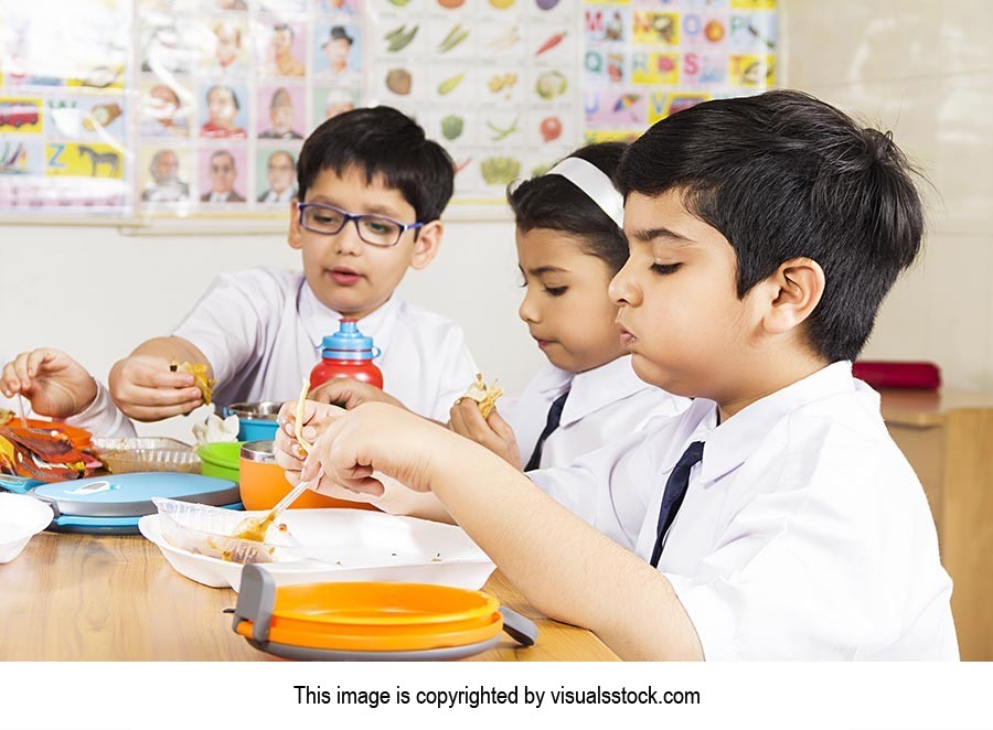 3-5 People ; Boys ; Classmate ; Classroom ; Color 