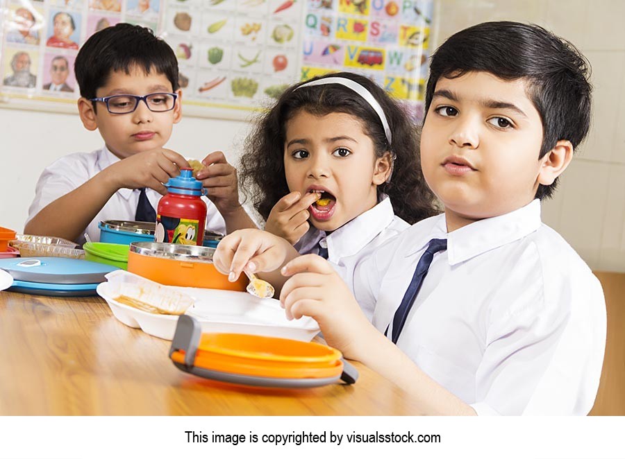 3-5 People ; Boys ; Classmate ; Classroom ; Color 