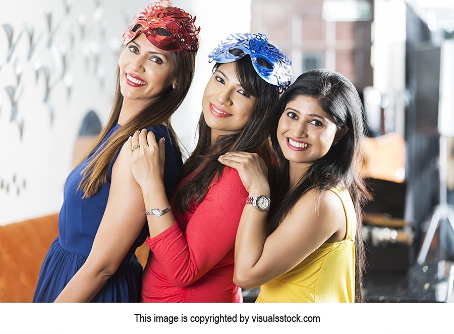 25-30 Years ; 3-5 People ; Adult Woman ; Adults On