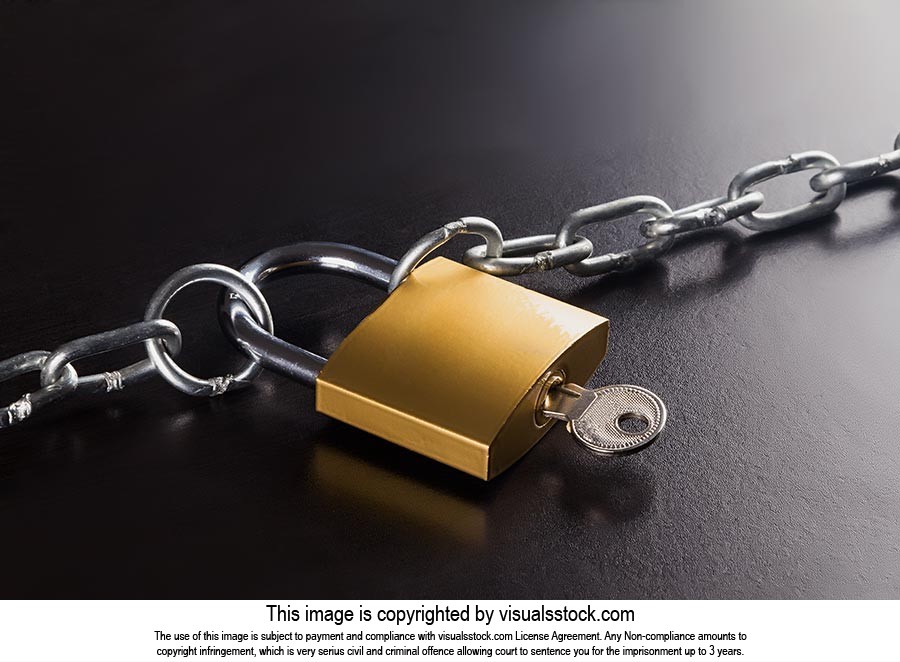 Black background ; Chain ; Close-Up ; Color Image 