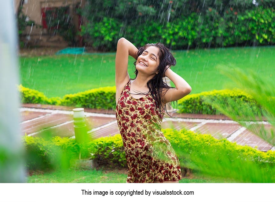 1 Person Only ; 20-25 Years ; Bathing ; Beautiful 