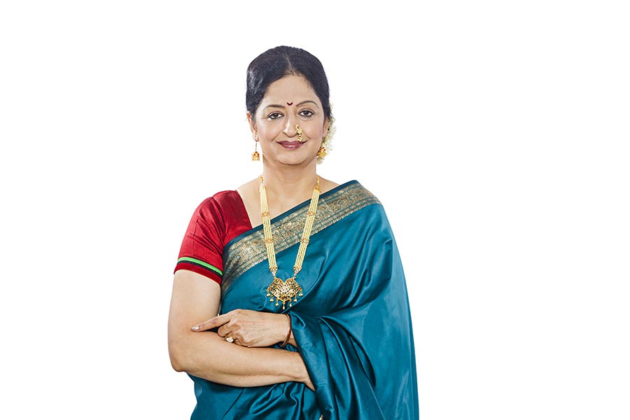 indian-marathi-woman-wearing-traditional-saree-arms-crossed-standing