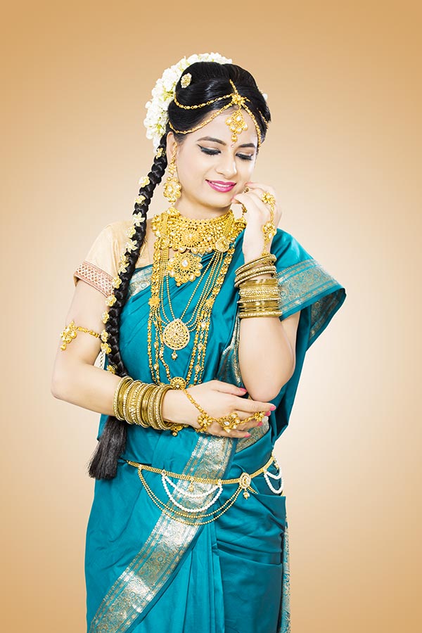 Beautiful Traditional South Indian tamil Bride in-heavy gold jewelry