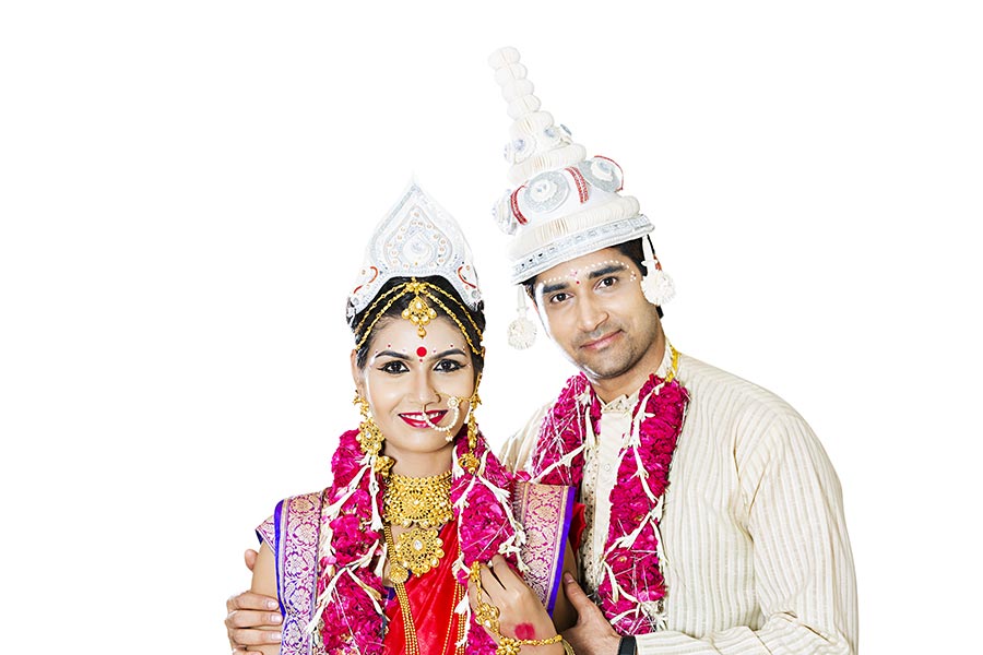 Traditional Bengali wedding couple Bride And Groom holding-hands ...