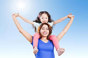 2 People ; 30-40 Years ; Adult Woman ; Arms Raised