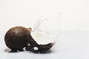 Breaking ; Close-Up ; Coconut ; Color Image ; Copy