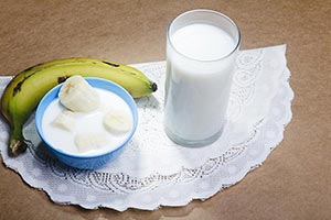 Arranging ; Banana ; Beverage ; Bowl ; Breakfast ;